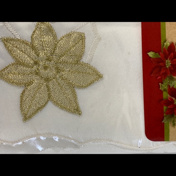 Christmas Cheer Poinsettia Napkins - Set of 6 - Picture 3 of 4